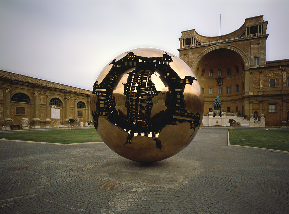 A. Pomodoro, Sfera con sfera, bronzo, 1990, Musei Vaticani, Cortile della Pigna
